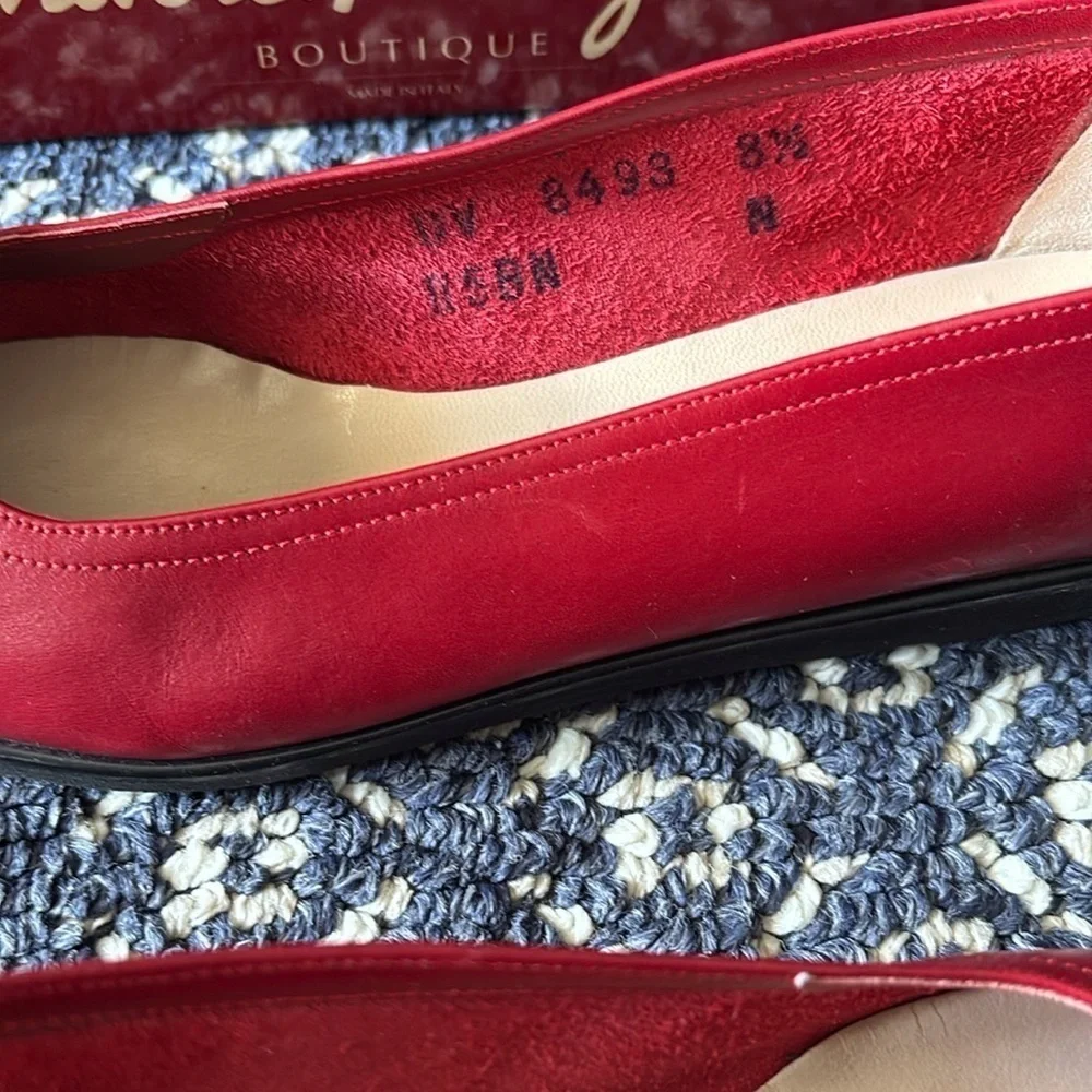 Vintage Salvatore Ferragamo Women's leather Red Flats in size 8.5
